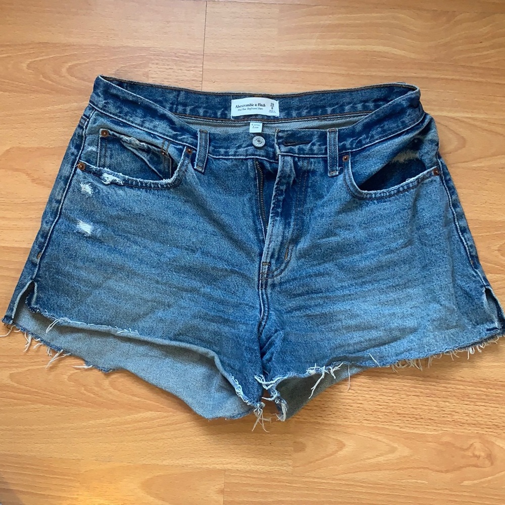 A&F curve love mid rise boyfriend shorts, size 29